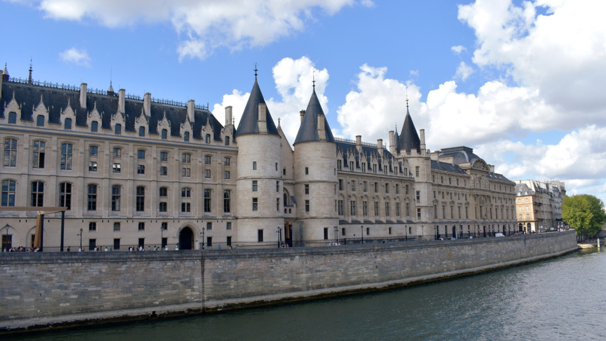 Vue de La Conciergerie avec la Seine. Paris, France.